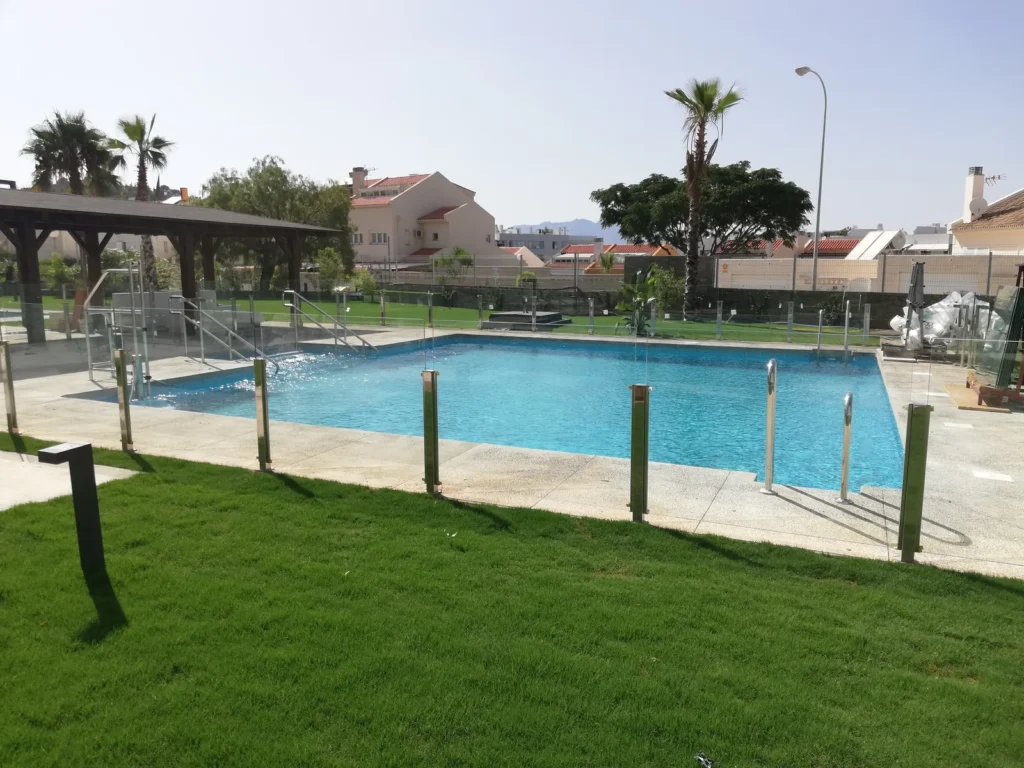 Barandillas de cristal para piscinas y terrazas: diseño, vistas y proyecto