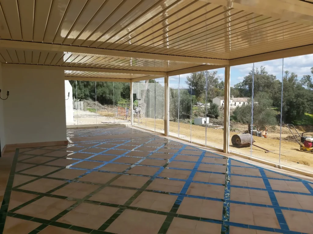 Cerramientos de cristal para restaurantes y hoteles: cómo aprovechar mejor una terraza